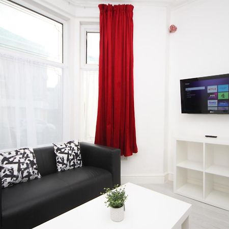 Barton Beachside - Stylish Studio Apartment, Double & Single - Central Beach & Promenade Location - Over 21'S, Family Friendly Only, Id Required แบล็คพูล ภายนอก รูปภาพ