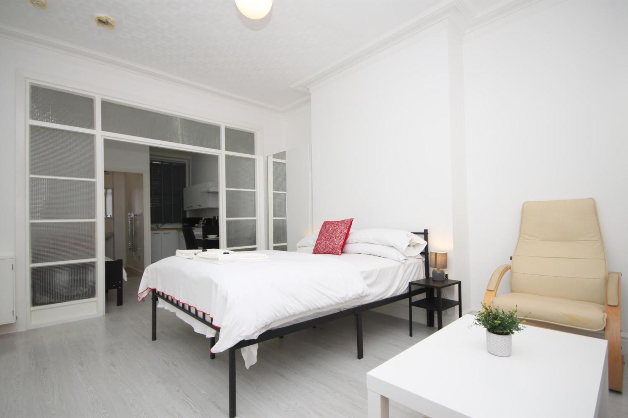 Barton Beachside - Stylish Studio Apartment, Double & Single - Central Beach & Promenade Location - Over 21'S, Family Friendly Only, Id Required แบล็คพูล ห้อง รูปภาพ