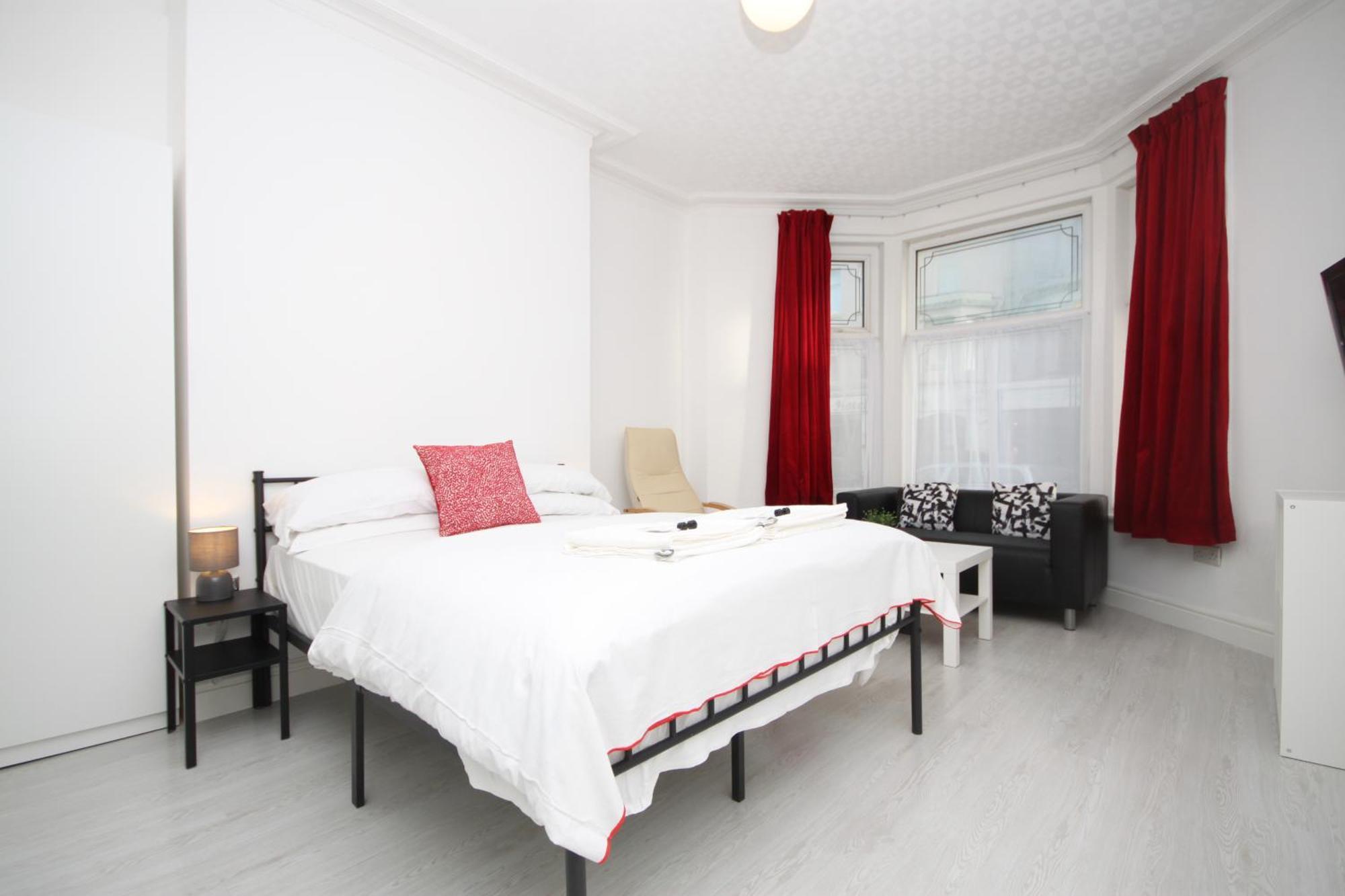 Barton Beachside - Stylish Studio Apartment, Double & Single - Central Beach & Promenade Location - Over 21'S, Family Friendly Only, Id Required แบล็คพูล ห้อง รูปภาพ