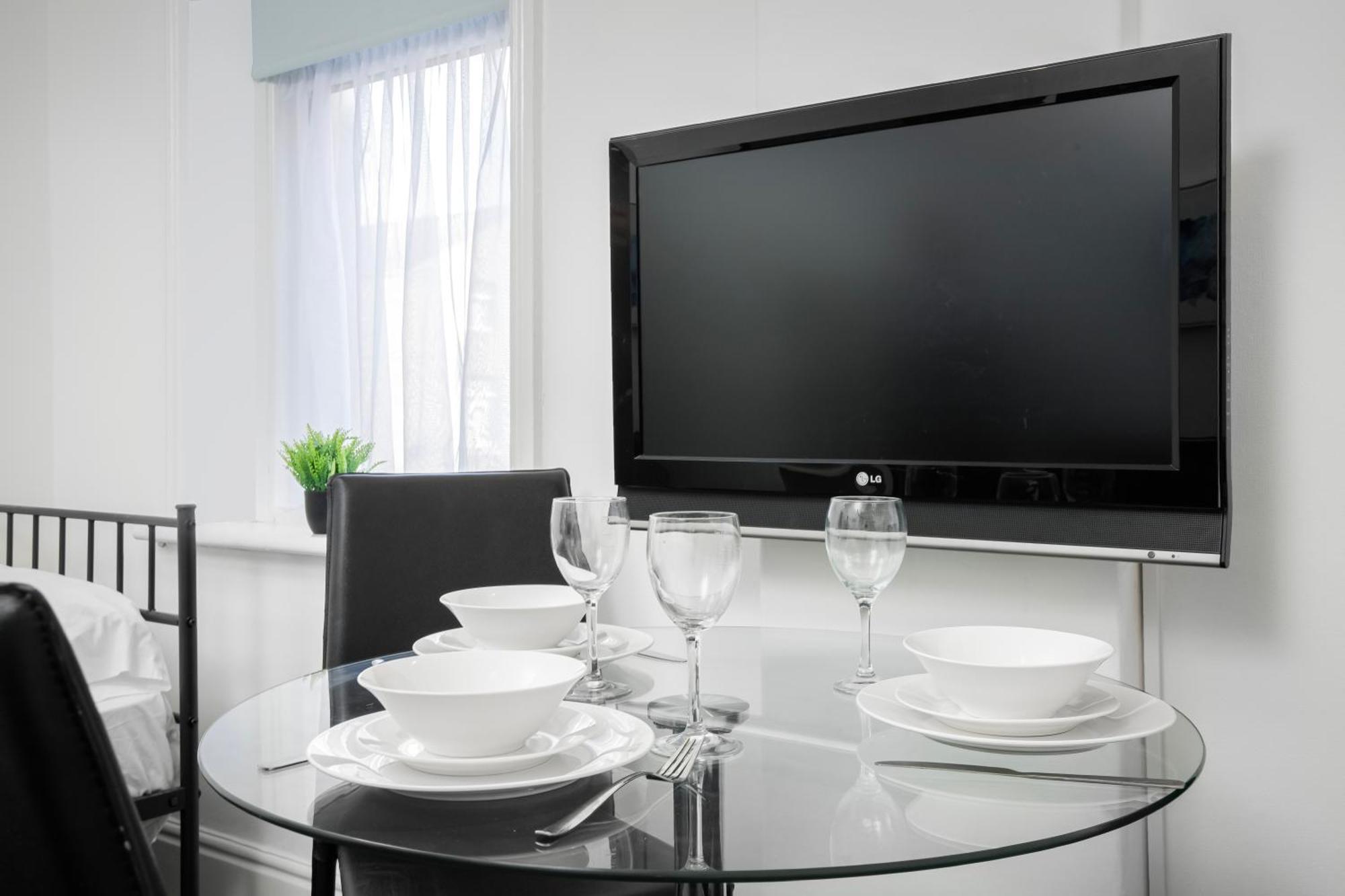 Barton Beachside - Stylish Studio Apartment, Double & Single - Central Beach & Promenade Location - Over 21'S, Family Friendly Only, Id Required แบล็คพูล ภายนอก รูปภาพ