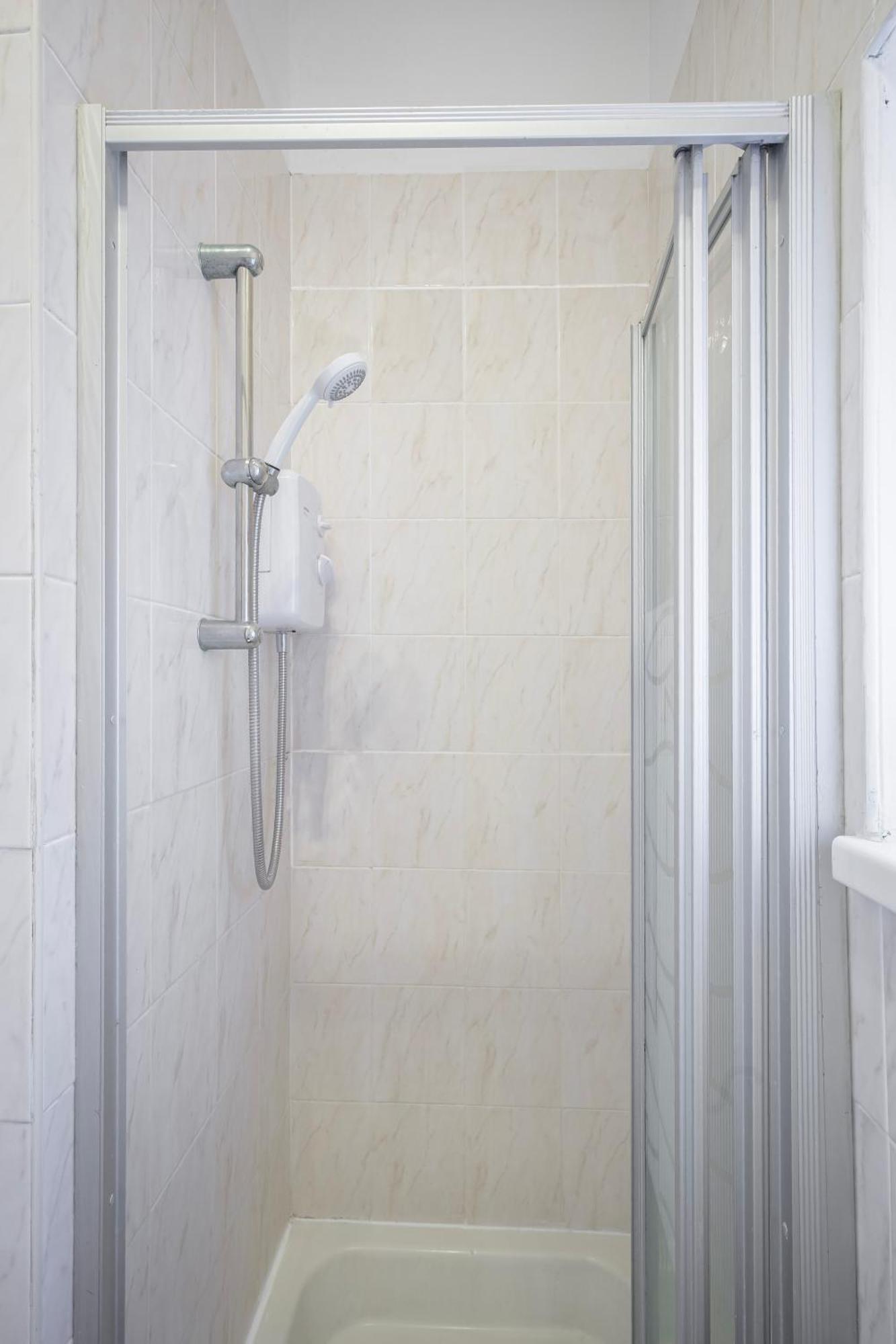 Barton Beachside - Stylish Studio Apartment, Double & Single - Central Beach & Promenade Location - Over 21'S, Family Friendly Only, Id Required แบล็คพูล ภายนอก รูปภาพ