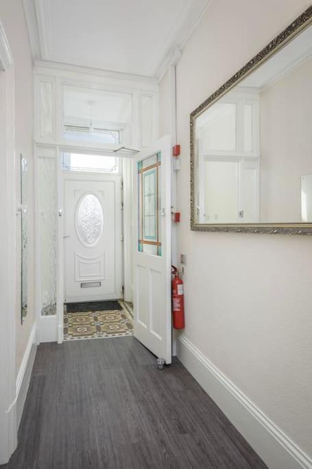 Barton Beachside - Stylish Studio Apartment, Double & Single - Central Beach & Promenade Location - Over 21'S, Family Friendly Only, Id Required แบล็คพูล ภายนอก รูปภาพ